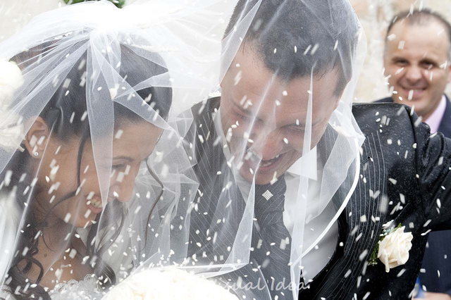 L'uscita: fotografia 14 di 15. Reportage di matrimonio di Michela Mazzorana.
